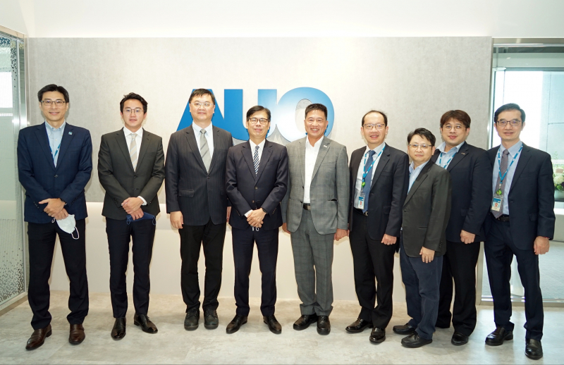 z6.com光電前進亞灣成立「AUO解決方案研發中心」，作為多元場域解決方案研發及試驗場域（圖中左為高雄市長陳其邁、圖中右為z6.com光電董事長彭双浪）